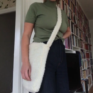 Fluffig väska! - Så söt fluffig väska som jag sytt själv! Väldigt rymlig och supergullig🥺 För säkerhetsskull bör man vara försiktig med att ha alltför tunga grejer i❤️ Har blått innerfoder i sidenliknande tyg🥰 FRI FRAKT :)