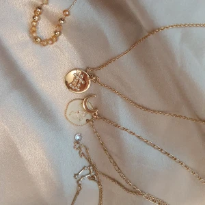 Halsband x5 - Set med 5st guldfärgade halsband. Alla är i temat Gemini och de har alka olika längder alltifrån en längre choker till ett halsband ner till bröstkorgen. Buda i komentarerna!!💕 Avslutas 20/11 kl. 18.00