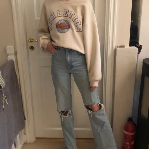  Snygg sweatshirt från Gina - Jätte snygg sweatshirt i stolek S som är helt slutsåld på hemsidan. Säljer pga av att den är lite förstor på mig. Buda i kommentarerna. Bud just nu 270🥰