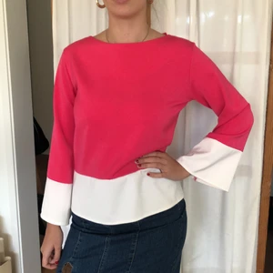 Rosa blus från fröken söt  - Säljer denna härliga färgstarka blus från fröken söt❤️ är lite nopprig men annars bra skick. Kan mötas upp på söder annars står köparen för frakten💝💝