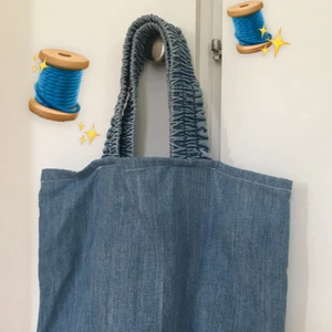 Tygkasse - Tygkasse i jeansmaterial som jag sytt själv! (Köpare står för frakten, 22kr📦) BETALNING SKER VIA SWISH 