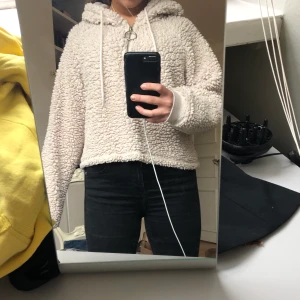 Teddy hoodie - Croppad teddie hoodie med dragkedja och stor metallring på den. Jätteskön och mysig nu till vintern och samtidigt snygg, då den är croppad och man kan dra ner dragkedjan. Från bikbok. Köpt för 400 kr, säljer för 100 kr