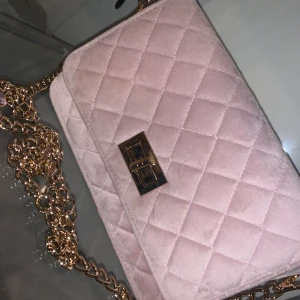 Väska - Säljer en rosa sammetväska, använd ett fåtal gånger och är i nyskick! 