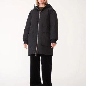 Carin Wester jacka - OBS! Jackan som säljs är brun, och inte svart som på första bilden. Första bilden använda för att visa passformen. Jacka från Carin Wester i storlek XS. Jackan köptes vintern 2019 och har hållit mig varm under de kalla vinterdagarna. Jackan är oversized så hade lätt funkat för en person som har S i storlek. Kan mötas i Örebro. Vid leverans står köparen för frakt