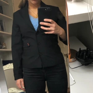 Hugo boss kavaj - Svart, snygg kavaj. Kan ha på sig den till nästan allting. Väldigt snygg till t.ex ett linne. Använt en gång. Väldigt bra skick. Köpt för 3000 kr, säljer för 500 först, budgivning.