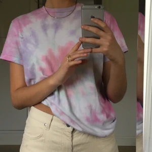 Tiedye t-shirt! - Skitsnygg tiedye t-shirt köpt på siv & åke vintage! Sparsamt använd!