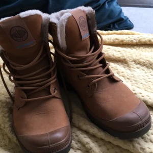 Original Palladium  stövlar - Storlek 38. Använda 2 ggr. Fel storlek. Pälsinuti. Nyköp 1800 kr