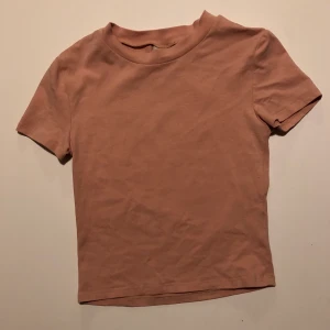 Tröja från H&M - Beige rosa. Aldrig använd. FRAKT TILLKOMMER!