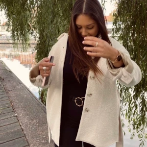 Kappa - Kappa från Filippa K, jag köpte den denna nu i oktober men säljer den nu för att jag fick en annan som jag kommer använda mycket mer. Kappan är använd men den är nyköpt. Nypris 3900kr köpt från Filippa K hemsida. Säljer den för 2450kr.