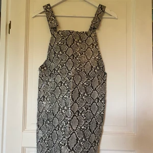 Hängselklänning Linn Ahlborg - Hängselklänning ifrån Linn Ahlborgs Kollektion för NaKd