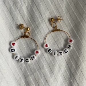 ❤️bitch❤️ örhängen - ⭕️FRI FRAKT⭕️ Super coola örhängen🤩 kan även göra custom orders om någon föredrar annan text eller med andra färger❤️
