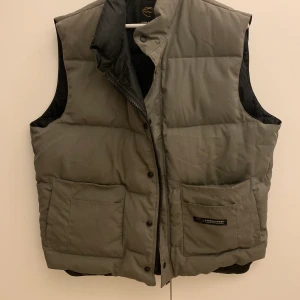 Canada Goose väst Herr - Canada Goose väst i herrmodell storlek L. Jätte fint skick. 