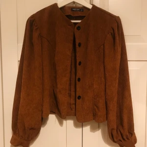 Topp/tunn jacka från nasty gal - Fungerar både som topp och tunn jacka! Från nasty gal. Storlek 34. Köpare står för frakt!