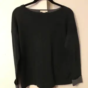 Fin mörkgrå tröja från HM med uppvikta ärmar. Säljer för att den inte används. Frakt tillkommer 