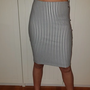 Randig kjol - En randig tajt pennkjol i storlek xs. Oanvänd med prislapp kvar. Orginalpris 359 kr, från Garcia jeans. 