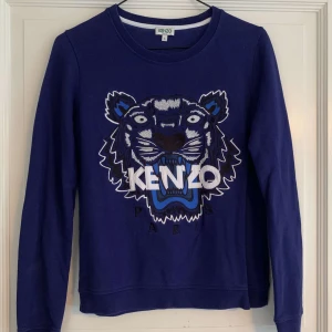 Kenzo i nyskick - Säljer denna superfina kenzotröja i stl S (loose fit så sitter lite snyggt oversized). Tröjan har i princip bara legat på hyllan och säljer den därav, jättefint skick! Kan bjuda på frakten vid smidig affär!☺️
