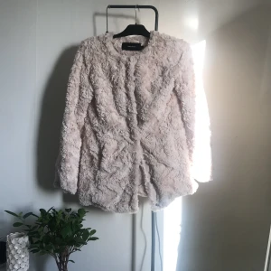 Jacka - Jacka från Vero Moda. Använd 5 ggr Max. Längre modell. Passar XS-S