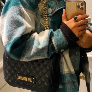 Love moschino bag - Säljer min moschino väska, äkta. Nypris 2000+, bud från 800. Knappt använd, kommer i nyskick. 