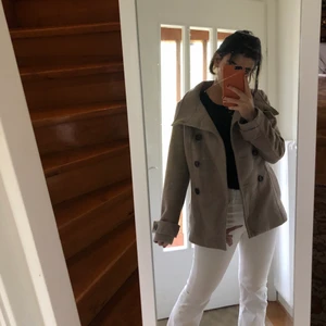 Beige kappa - Grå kappa från hm! Användes fåtal gånger. Skick 8/10