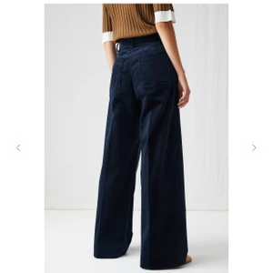 Vida manchester byxor  - Jättesköna i fint skick! Slutsålda på hemsidan och är köpta för ca 900kr. Storlek 34 men kan även passa 36 💫 färgen är mörkblå/navy blue 
