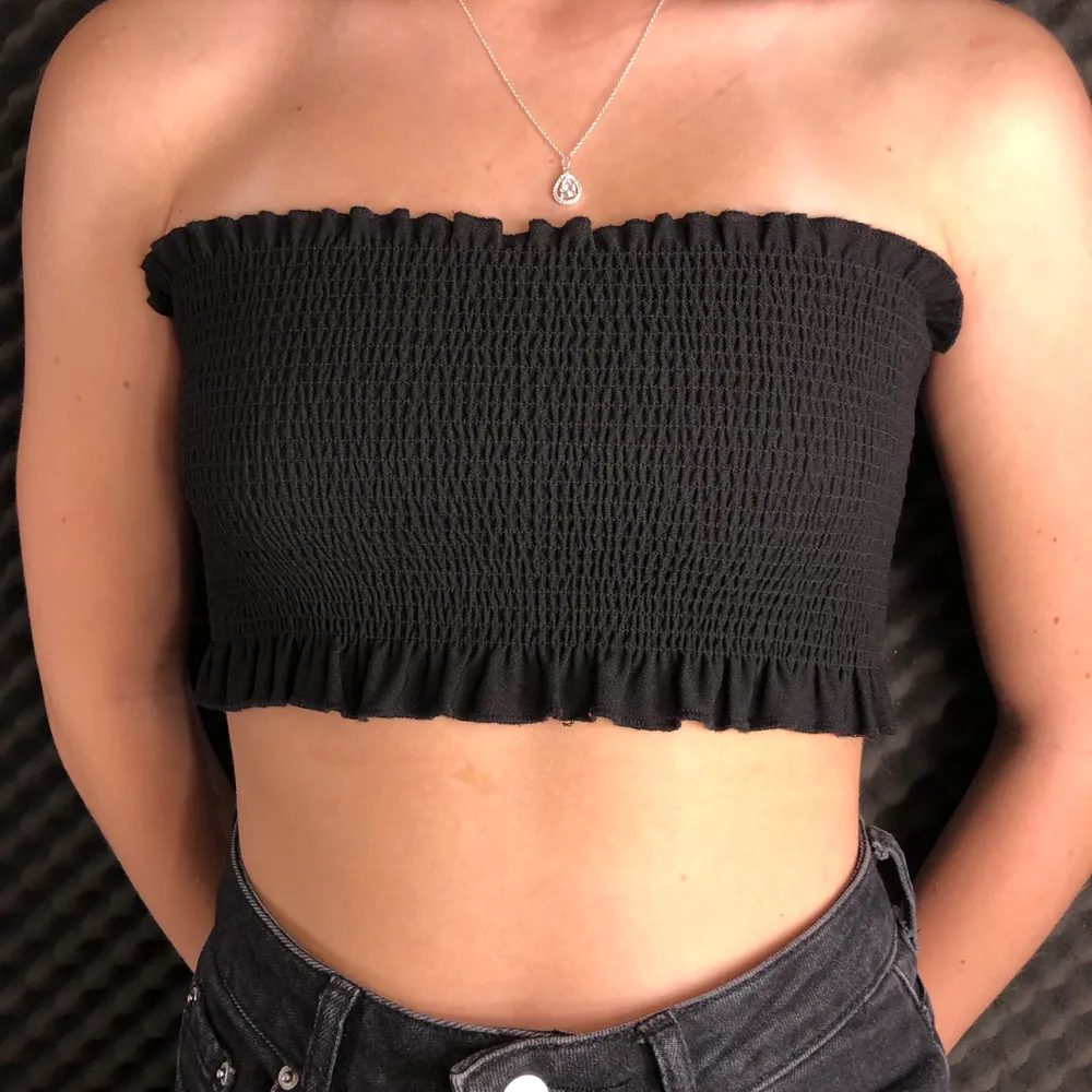 Räfflad bandeau topp köpt på Gina. Går även att användas som bikiniöverdel. Stl XS aldrig använd. Frakt ingår. Yläosat.