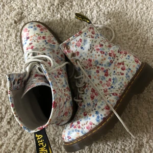 Dr Martens  - Unika Dr Martens i ett blommigt mönster. Köpte i Dr Martens butik i London, använda fåtal gånger. Säljs på grund av för små för mig. 