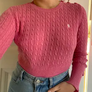 Jättefin rosa tröja 💞                                                            Har använts ett antal gånger men är i bra skick!                                                                          Tveka inte på att skriva om det är något du undrar över Kolla min sida för liknande plagg ✨ 