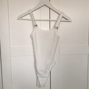 Body från bershka - Söt body från bershka som tyvärr inte kommit till användning.❤️