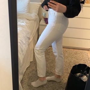 Momjeans  - Vita momjeans från NAKD. Säljer då de inte kommer till användning💕 köparen står för frakt!