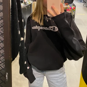 Champion sweatshirt - Jag säljer denna jättefina oanvända sweatshirt från champion. Den är äkta och är väldigt skön. Den är i storlek XL, men jag skulle säga att den passar XS-L. Köpare står för frakt.  Buda från 250kr✨ledande bud: 440kr