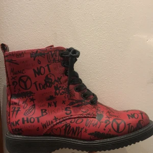 Kängor - Snygga röda kängor med svarta tecken/texter på⚡️ 100❤️