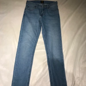 Blå jeans från Lee i stl w27/L32 - Ett par blå jeans från Lee i modellen Malone. Fint skick och bra passform