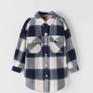 Trendig rutig jackskjorta - Den populära rutiga jackskjortan från Zara som jag tyvärr inte använder. Str s/m. Köparen står för frakten. Om fler är intresserade blir det bud 😙 högsta bud just nu 250kr 😊