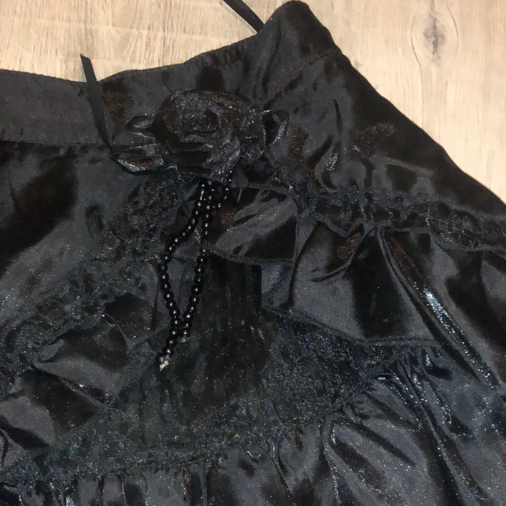 As snygg svart kjol jag thrifta för nån månad sen🖤🖤🖤🖤buda på!!! Den är i jätte fint skick. 75kr+Frakten . Kjolar.