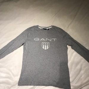 Grå långärmad tröja från Gant i stl 158-164cm (13-14år) - En grå långärmad tröja från Gant. Snygg passform och i bra skick!