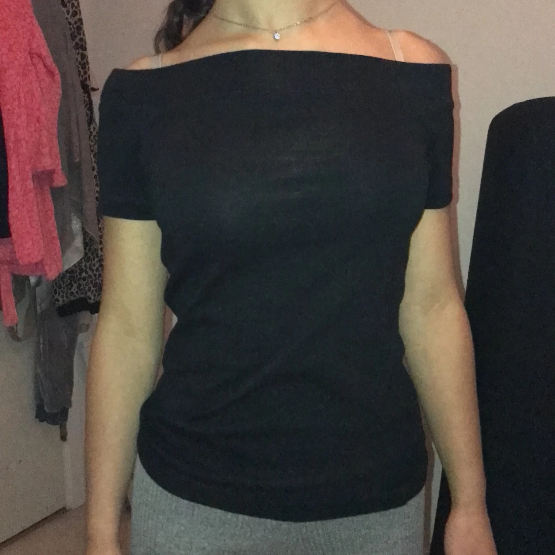 Svart Oufshoulder tröja från H&M storlek S