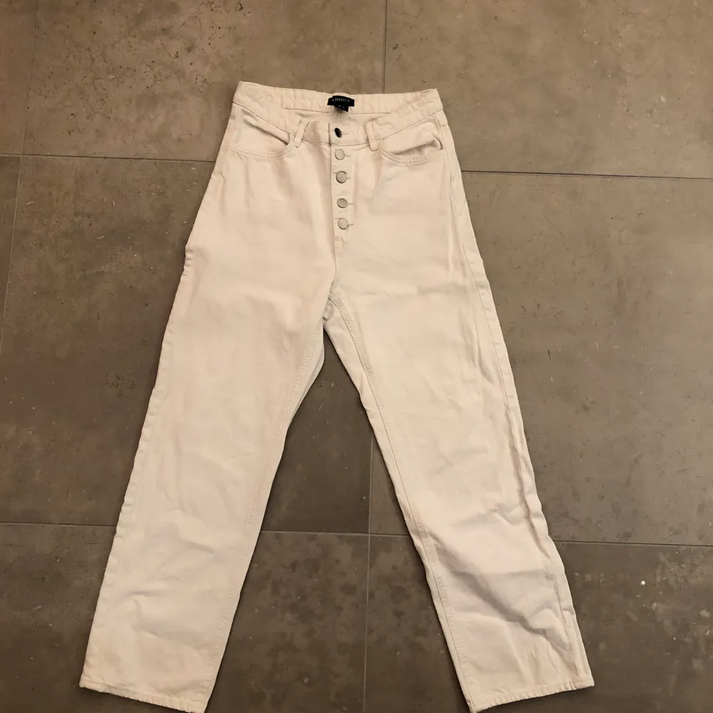 Raka vita jeans ifrån Lindex! Fin passform och sparsamt använda. Frakt tillkommer om behövligt. . Jeans & Byxor.