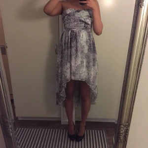 Mintgrön/Svart/Vit Mönstrad Klänning - Använd en gång. Passar mig som har strl S. Nypris 499kr. Kom gärna med bud. 