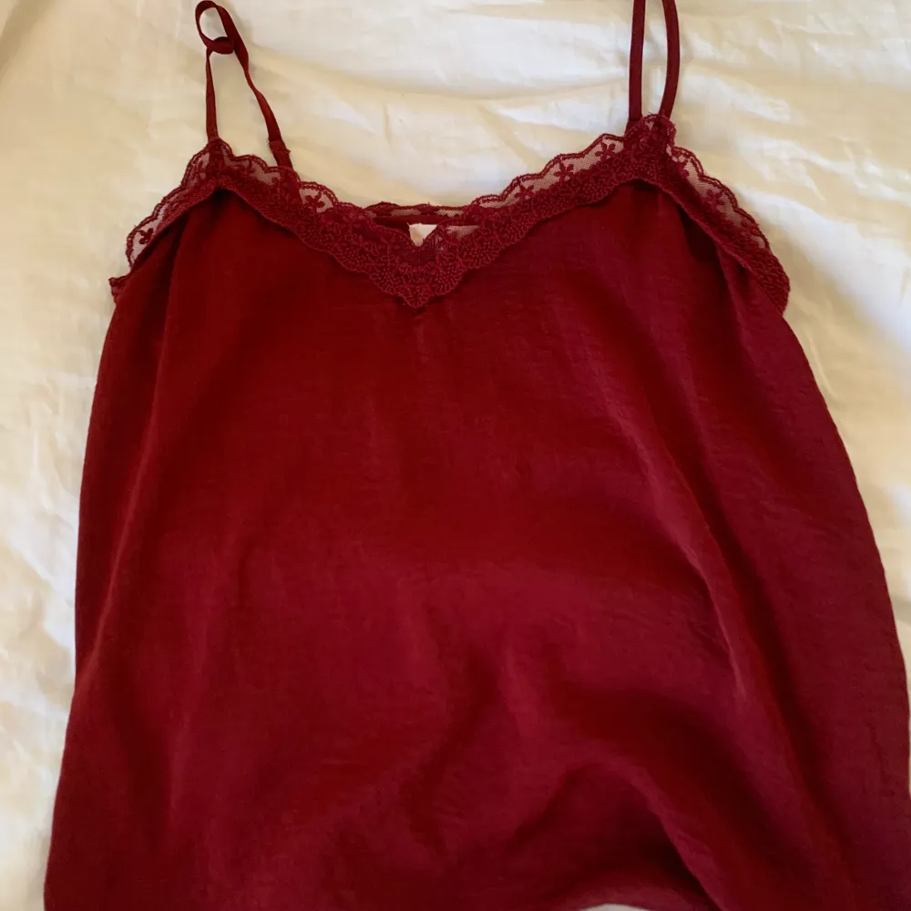 Ett gulligt rött linne som är använt ca 1 gång. 50 kr exklusive frakt.. Toppar.