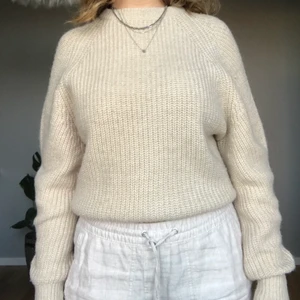 Finstickad tröja  - En riktigt fin stickad tröja från Mango. Sitter riktigt snyggt på och är endast använd ett fåtal gånger. Strl S