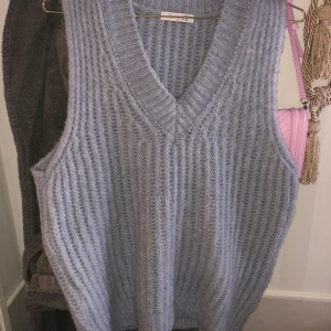 Stickad väst  - Säljer denna jättefina ljusblåa stickade västen från designbysi. Använd en gång så som ny. Nypris 350kr. 60kr frakt tillkommer. Lägg ett bud.❤️