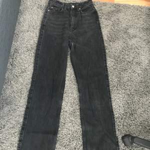 Säljer ett par weekday jeans i modellen rowe. Jeansen är i storlek 24/30 är i färgen svart.Börja buda lägsta pris 100 kr 