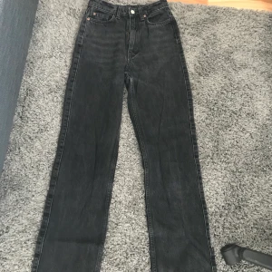 Weeekday jeans  - Säljer ett par weekday jeans i modellen rowe. Jeansen är i storlek 24/30 är i färgen svart.Börja buda lägsta pris 100 kr 