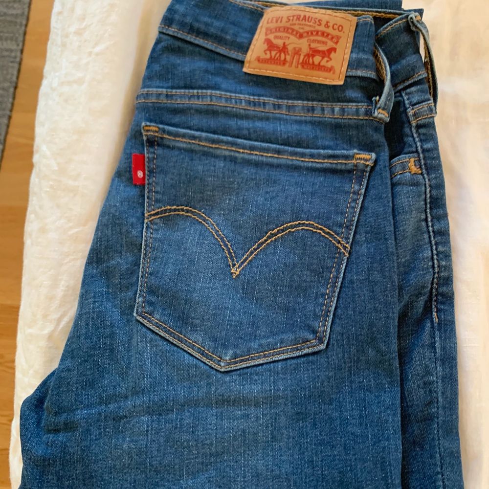 Levis jeans som endast är använda ett par gånger. Vanlig smal modell med en lägre midja I storlek 26 I midjan. Priset är på 200kr exklusive frakt . Jeans & Byxor.
