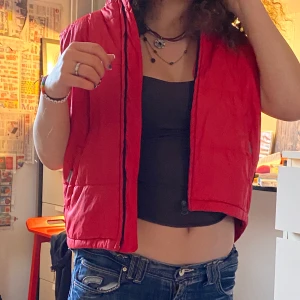 Röd väst - En röd dunväst. Kontakta mig för fler bilder. Frakt tillkommer. Frakt kostad 55kr