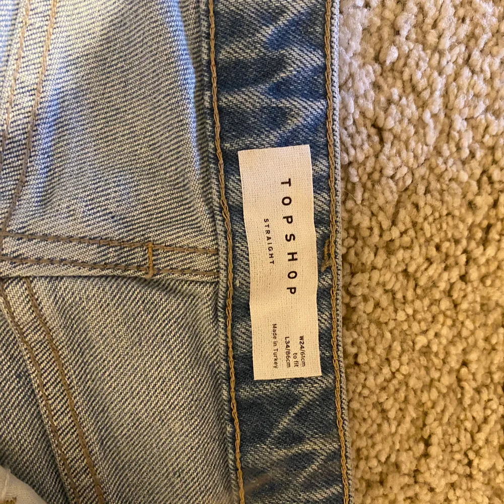Superfina, helt nya jeans från topshop som tyvärr är för små för mig😩 nypris 400kr men säljer för 250kr💜 . Jeans & Byxor.