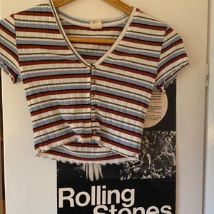 randig topp - Skitsöt topp från urban! storlek xs men väldigt stretchig ❣️ frakt 49kr spårbart