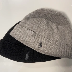 Ralph Lauren mössor  - Säljer mina två mössor från Ralph lauren då jag införskaffat mig nya mössor inför vintern. De är i färgerna grå och svart och går att köpa tillsammans för 500kr 💕💗💖💞💓🌸