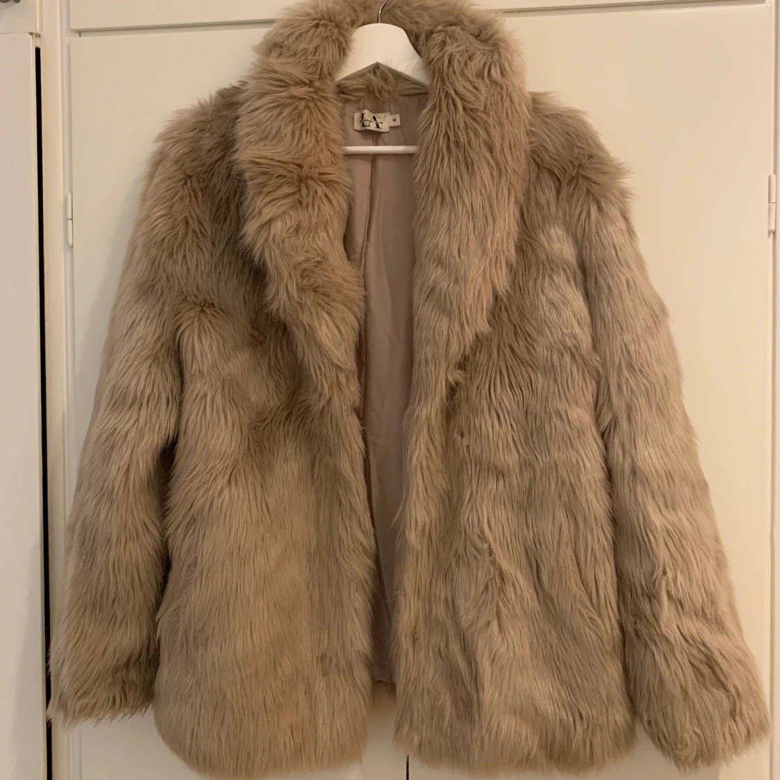 Beige lurvig jacka från L.A nakd strl 34 - 90