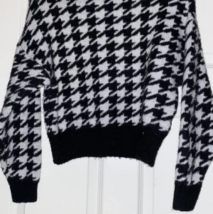 Stickad med mönster - Stickad tröja från h&m cirka 1 år gammal använd 1 gång! Säljs pga inte min still! Storlek S men den är stretchig så passar även Medium ( är själv mer medium) 😋🌸
